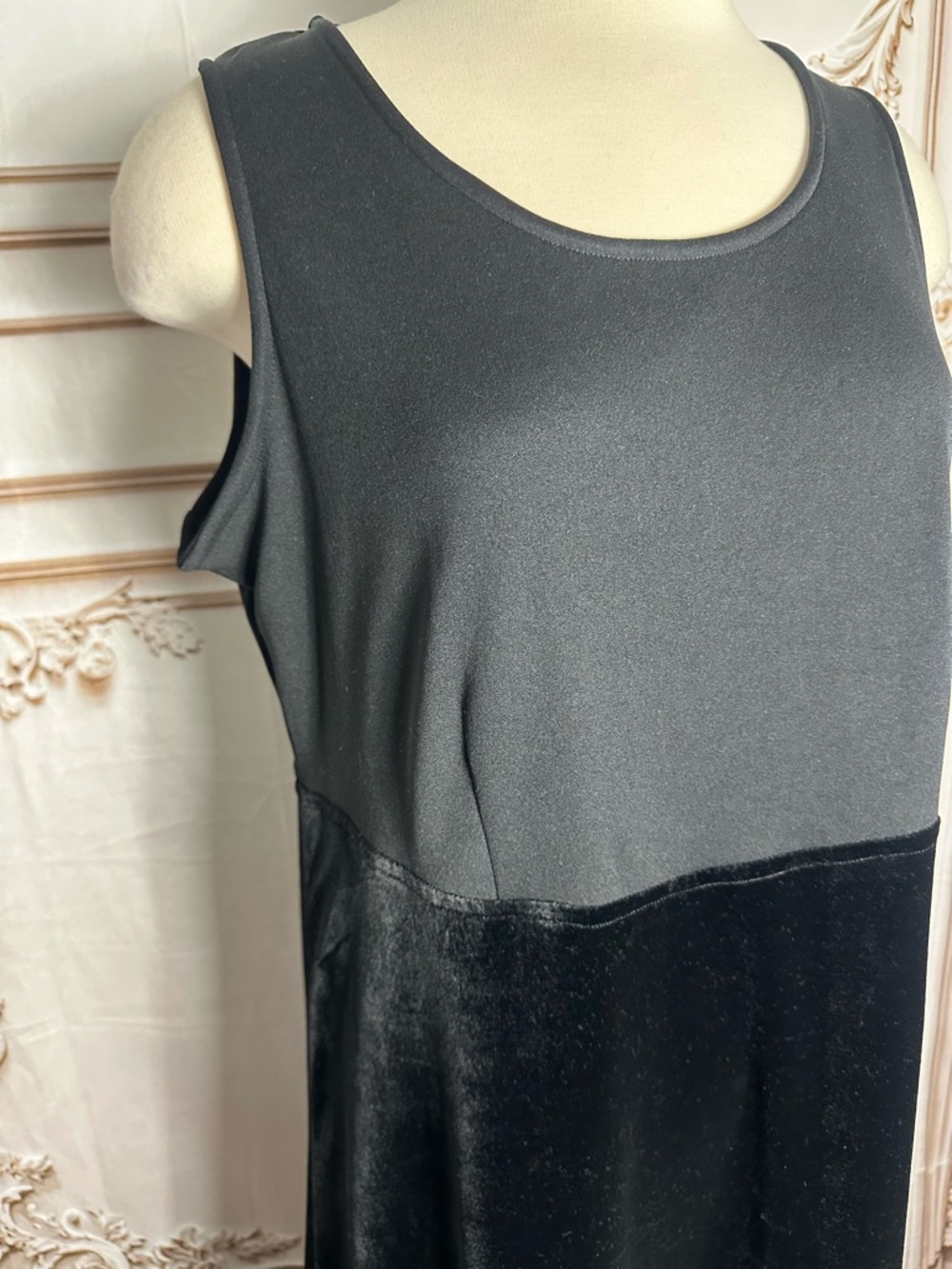 Black Sleeveless Velvet Maxi Dress - Women - Picture 3 of 8